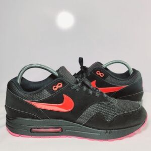 Nike Men Size 12 Air Max 1 Premium low top Sneaker.